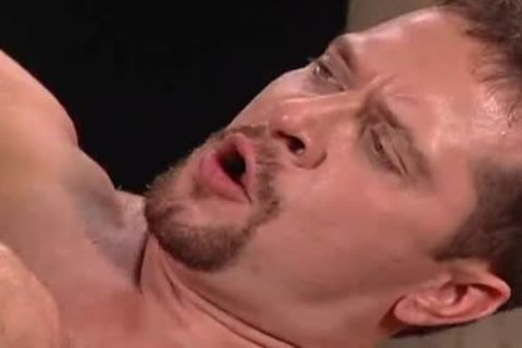 Vinnie De Angelo follandose a Steve Cruz