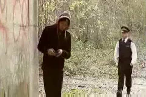 Policefellow pounds Chav