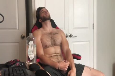 stunning Hunk Keeps Cumming